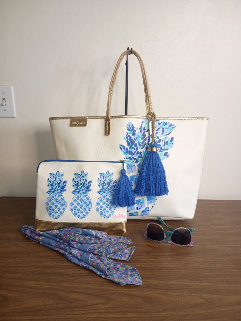 LILLY PULITLZER Bon Voyage LG Tote/Weekender w Zip Pouch Toe In Pineapple Print